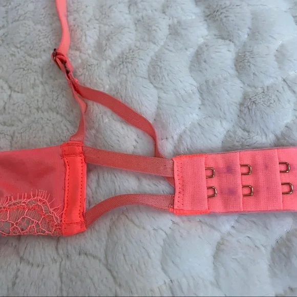 Victoria Secret Bombshell Lace Plunge Push Up Bra